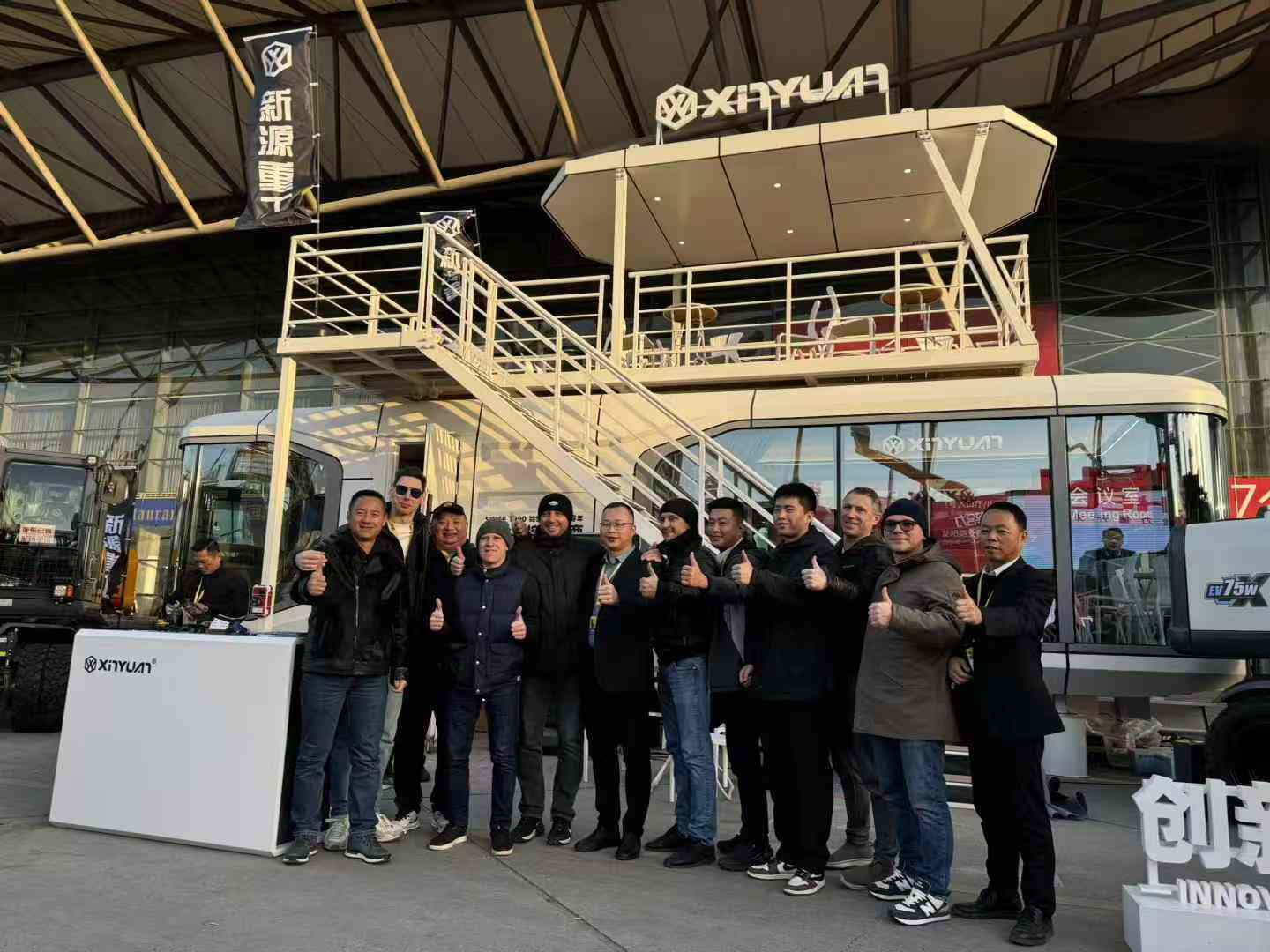 ekskavator beroda xinyuan pada saat bauma teman-teman dari berbagai negara berfoto bersama